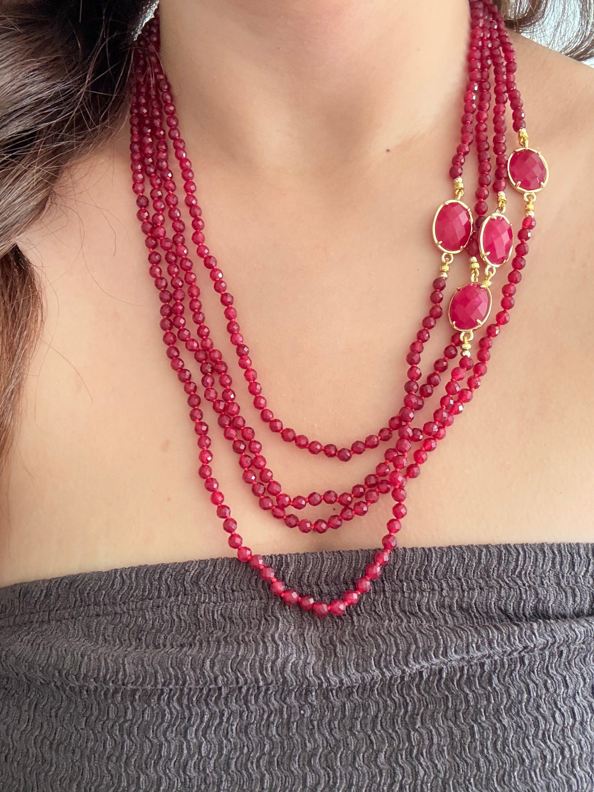 Sautoir création Thalia - avec 3 rangs de perles en RUBIS du CACHEMIRE