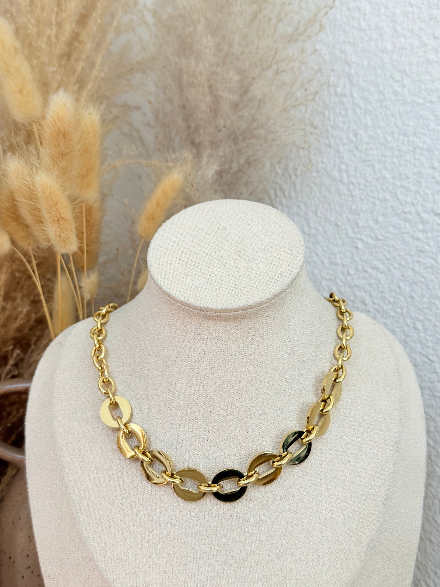 Collier Emily