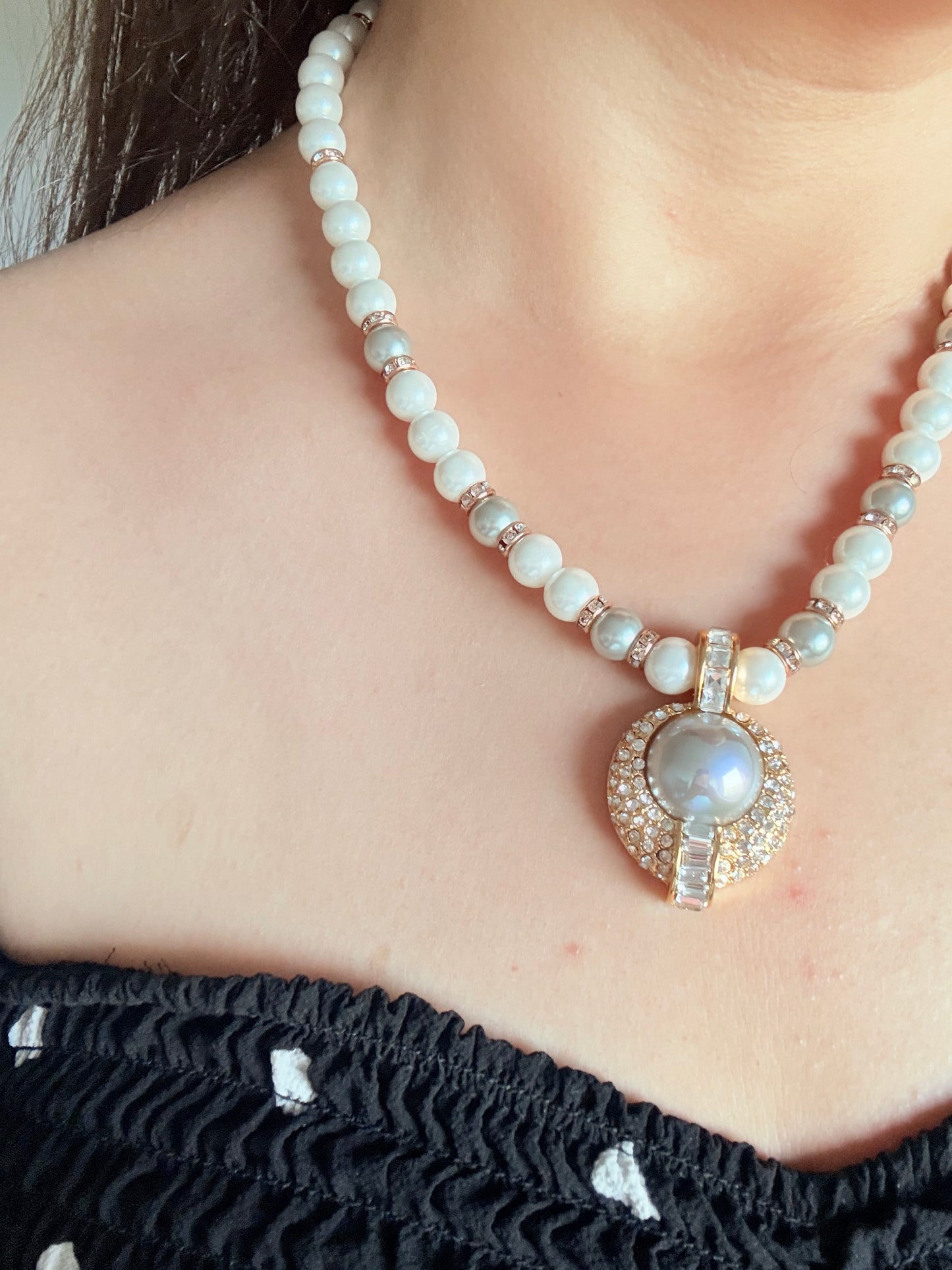 Collier de Perles Prestige – Pendentif Central Nacré & Pavage de Diamants de Culture