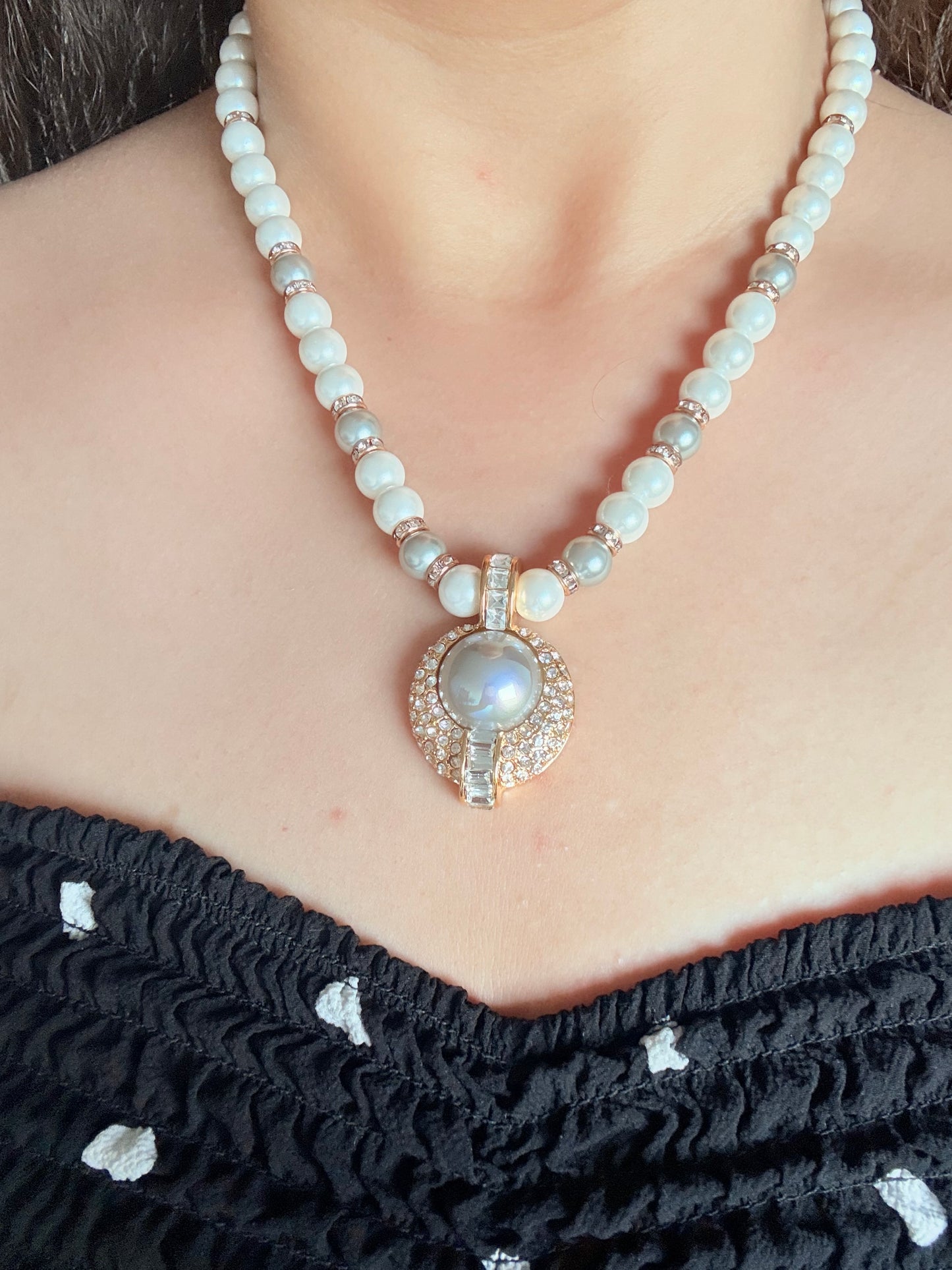 Collier de Perles Prestige – Pendentif Central Nacré & Pavage de Diamants de Culture