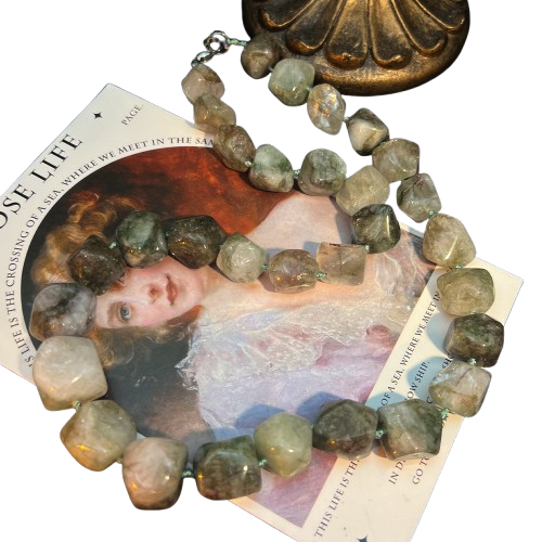 Collier en Préhnite Naturelle – Énergie Douce & Élégance Brute✨