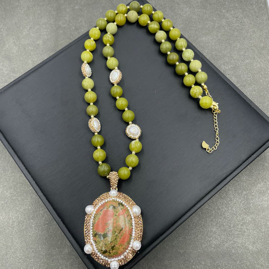 Sautoir en Serpentine et pendentif Unakite